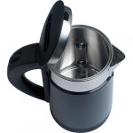 Chaleira elétrica hotel modelo Lux em preto brilhante com acabamento superior em aço inoxidável, bico de precisão e visor lateral graduado de 0,6L."