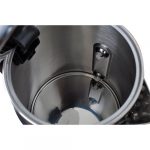 Chaleira elétrica hotel modelo Lux em preto brilhante com acabamento superior em aço inoxidável, bico de precisão e visor lateral graduado de 0,6L."