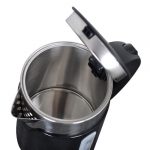 Chaleira elétrica hotel modelo Lux em preto brilhante com acabamento superior em aço inoxidável, bico de precisão e visor lateral graduado de 0,6L."