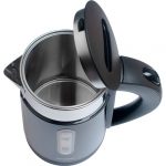 Chaleira elétrica hotel modelo Lux em preto brilhante com acabamento superior em aço inoxidável, bico de precisão e visor lateral graduado de 0,6L."