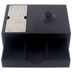 Base para chaleira elétrica de hotel com gaveta extraível de 3 divisórias para chás, estrutura preta texturizada e grelha de drenagem em aço inoxidável."