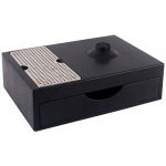 Base para chaleira elétrica de hotel com gaveta extraível de 3 divisórias para chás, estrutura preta texturizada e grelha de drenagem em aço inoxidável."