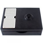 Base para chaleira elétrica de hotel com gaveta extraível de 3 divisórias para chás, estrutura preta texturizada e grelha de drenagem em aço inoxidável."