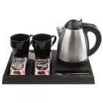 Conjunto de bandeja de cortesia com chaleira elétrica para hotel em aço inoxidável, chávenas pretas em melamina e divisórias organizadoras para café e colher."