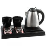 Conjunto de bandeja de cortesia com chaleira elétrica para hotel em aço inoxidável, chávenas pretas em melamina e divisórias organizadoras para café e colher."