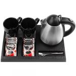 Conjunto de bandeja de cortesia com chaleira elétrica para hotel em aço inoxidável, chávenas pretas em melamina e divisórias organizadoras para café e colher."