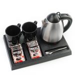 Conjunto de bandeja de cortesia com chaleira elétrica para hotel em aço inoxidável, chávenas pretas em melamina e divisórias organizadoras para café e colher.
