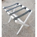 "Suporte de malas de hotel lacado a branco em madeira com cintas pretas, design moderno e dobrável da Ecooeste."