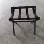 Suporte de malas para hotel lacado em madeira, com tiras de apoio e acabamento resistente, integrado na decoração do quarto.”