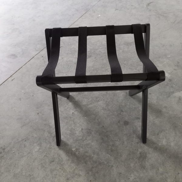 Suporte de malas para hotel lacado em madeira, com tiras de apoio e acabamento resistente, integrado na decoração do quarto.”