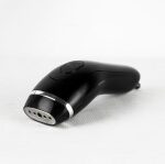 Ferro a vapor vertical preto para hotelaria, design ergonómico e compacto para engomar no cabide."