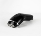 Ferro a vapor vertical preto para hotelaria, design ergonómico e compacto para engomar no cabide."