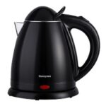 Chaleira elétrica para hotel em preto mate com design oval, cuba em inox, base redonda e luz indicadora de funcionamento vermelha."