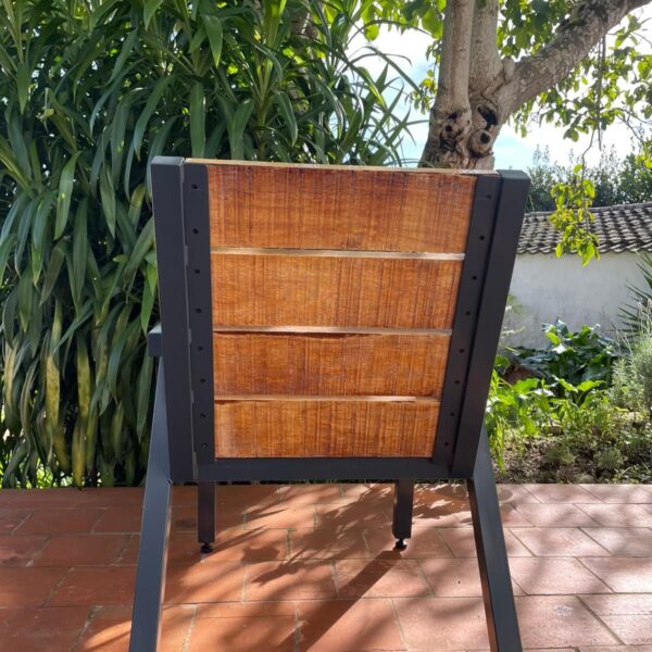 cadeira de madeira e aço pintado