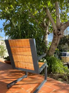 cadeira suspensa em madeira e aço pintado