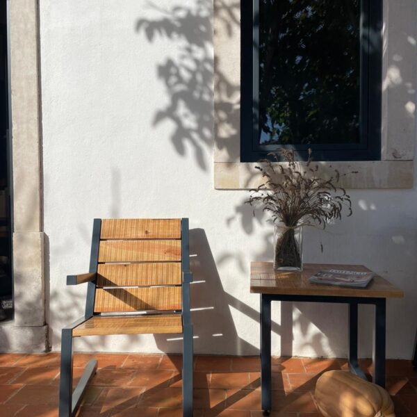 cadeira de madeira suspensa