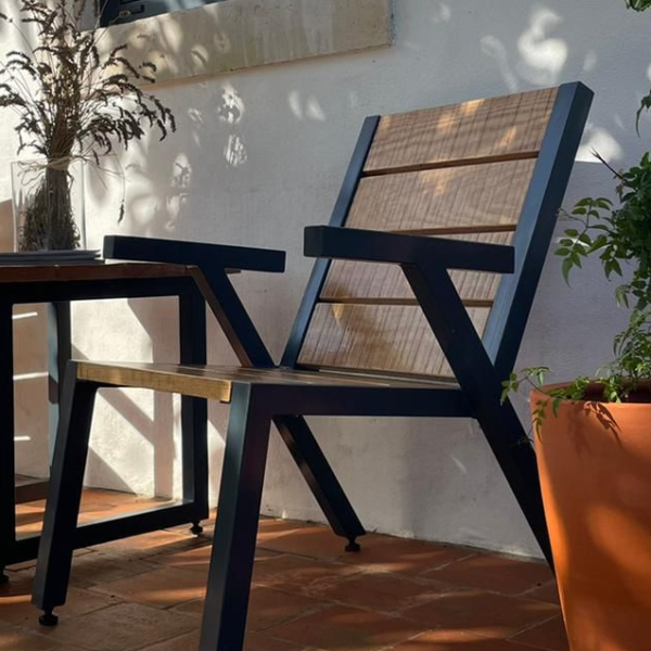 cadeira de madeira e aço