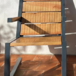 cadeira suspensa em madeira e aço pintado