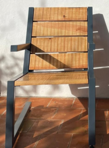 cadeira suspensa em madeira e aço pintado