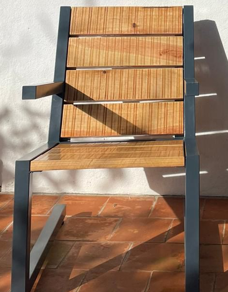 cadeira suspensa em madeira e aço pintado