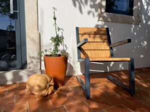 cadeira em madeira suspensa
