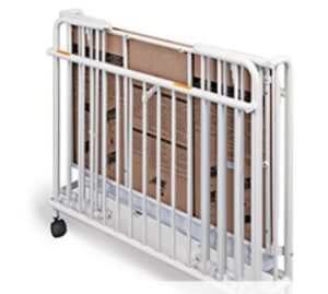 Berço Hotel Stowaway dobrado com apenas 19 cm de largura. Este design ultra-compacto otimiza o espaço de arrumação em roupeiros ou áreas de serviço."