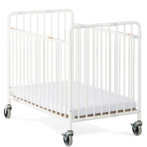 Berço dobrável para hotel Stowaway em aço branco com rodas e colchão. O design moderno destaca a estrutura robusta e o sistema de segurança com travões nos rodízios