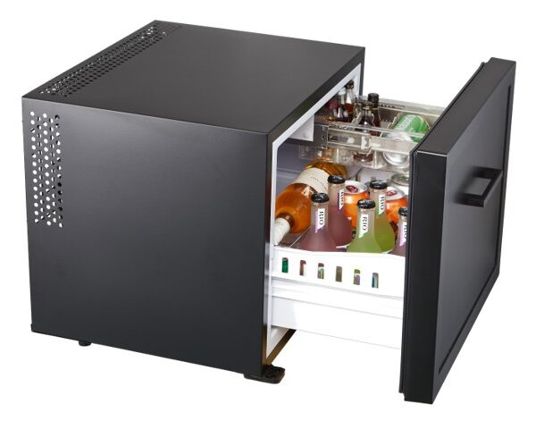 Minibar de gaveta C45SA com refrigeração compacta e funcionamento silencioso, ideal para suítes de luxo e escritórios executivos.