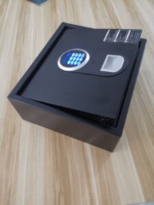 Cofre eletrónico para hotel com abertura superior e teclado LED para portátil de 15 polegadas."